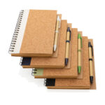 Caderno espiral de cortiça com caneta - Image 8