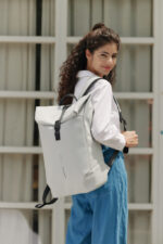 Mochila urbana resistente à água com aba - Image 5