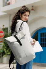 Mochila urbana resistente à água com aba - Image 7