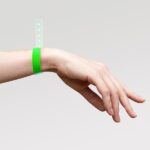Pulseira de identificação inviolável fluorescente em vinil Oldye - Image 2